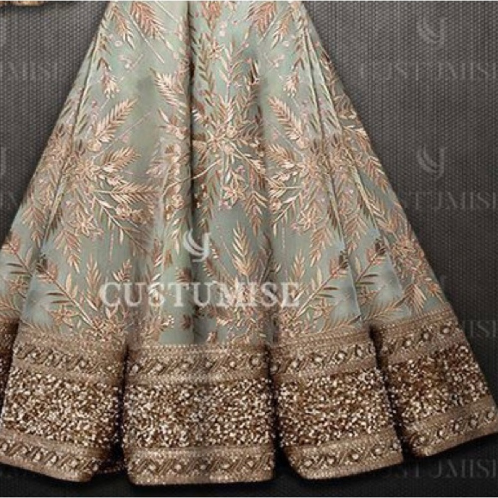 Mehadi outfit color has in pics!!